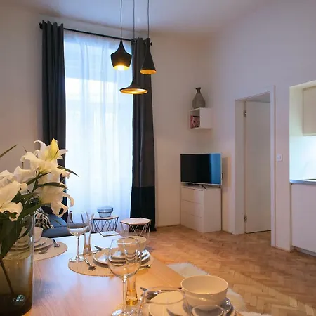 Brand New Central Tv Tower For Up To 6 People Прага